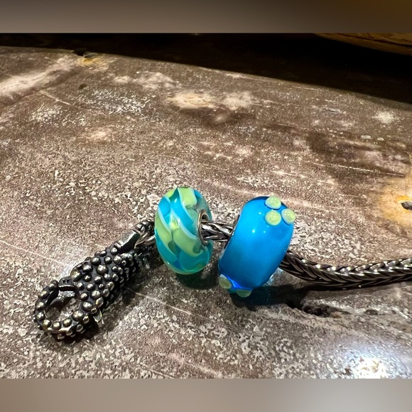 Authentic Trollbeads Set 2-Light Blue Braid & Turquoise Green Buds Murano Glass - Picture 3 of 9
